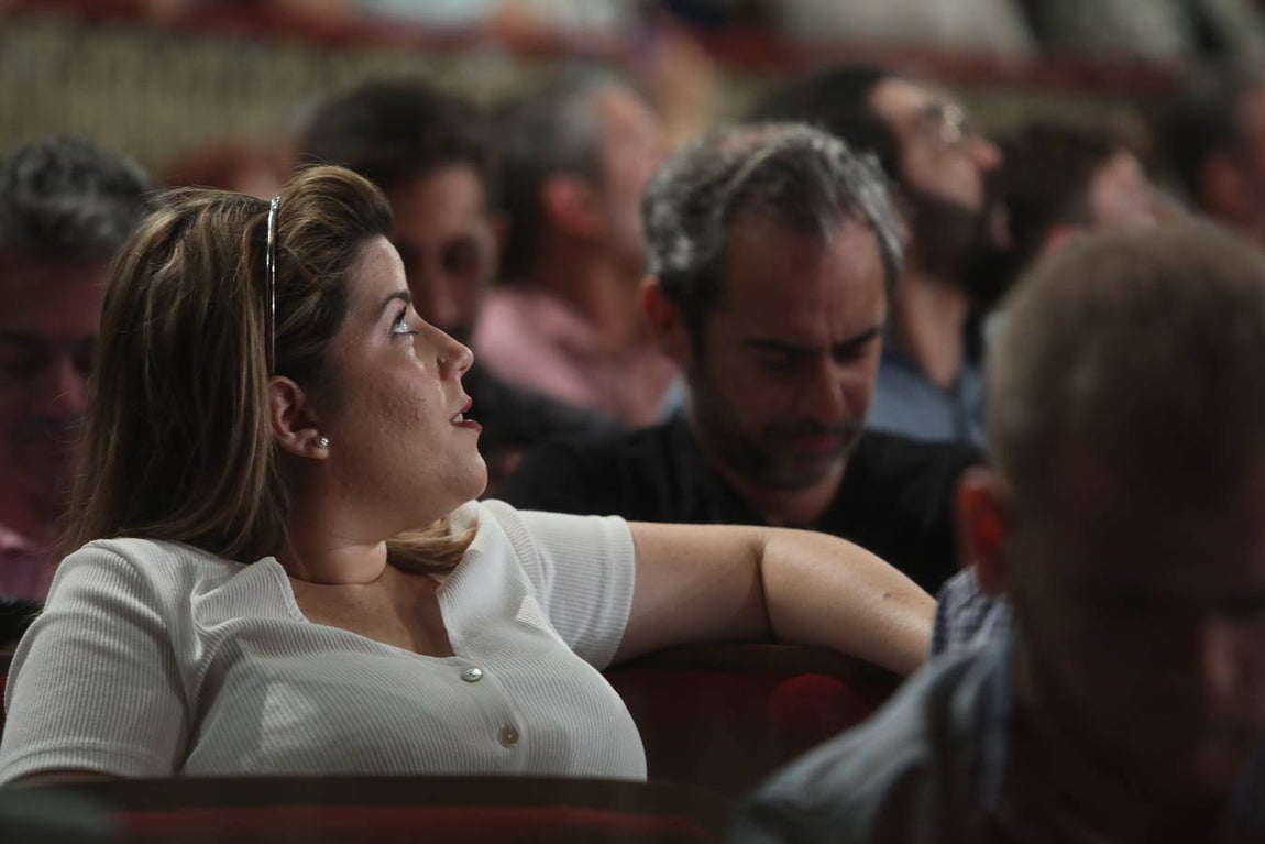 Fotos: Búscate en el Falla. Ambiente en el COAC en la primera sesión de preliminares 2022