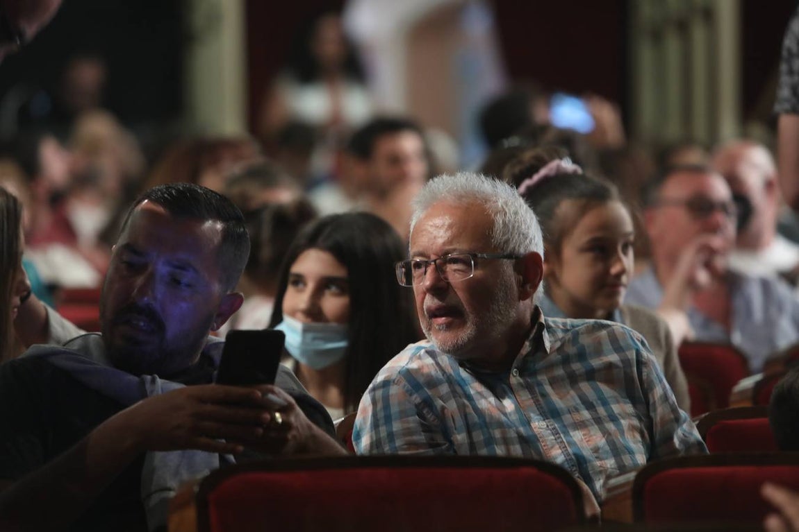 Fotos: Búscate en el Falla. Ambiente en el COAC en la primera sesión de preliminares 2022