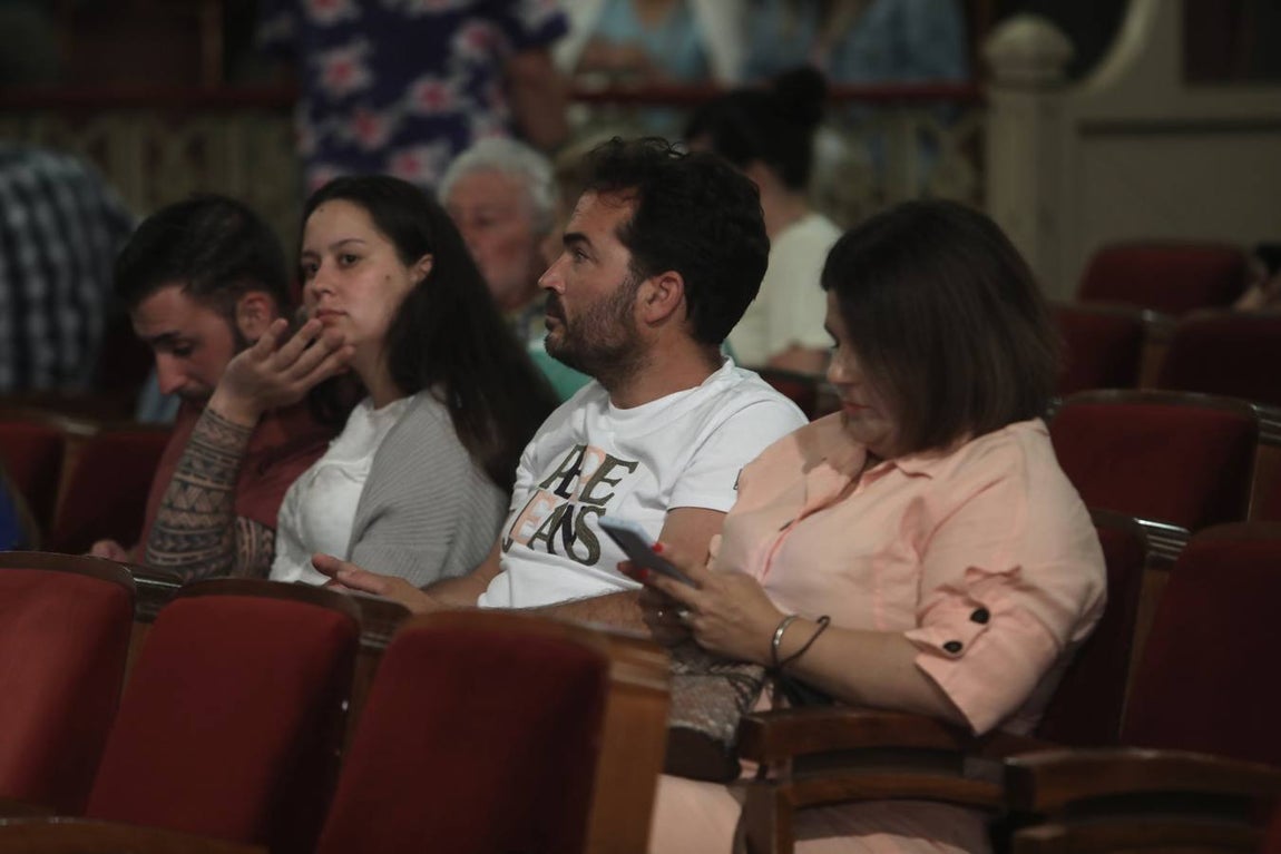 Fotos: Búscate en el Falla. Ambiente en el COAC en la primera sesión de preliminares 2022