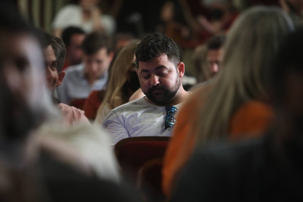 Fotos: Búscate en el Falla. Ambiente en el COAC en la primera sesión de preliminares 2022