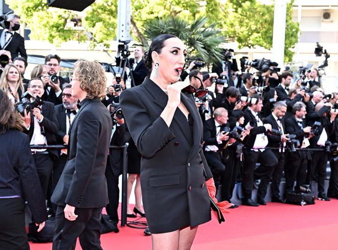 Rossy de Palma - Gala inaugural del Festival de Cannes 2022. La presencia española corrió de la mano de Rossy de Palma, que lució un vestido-blazer de Saint Laurent que combinó con unos salones con plataforma acharolados de la misma firma, clutch rectangular y medias de cristal.