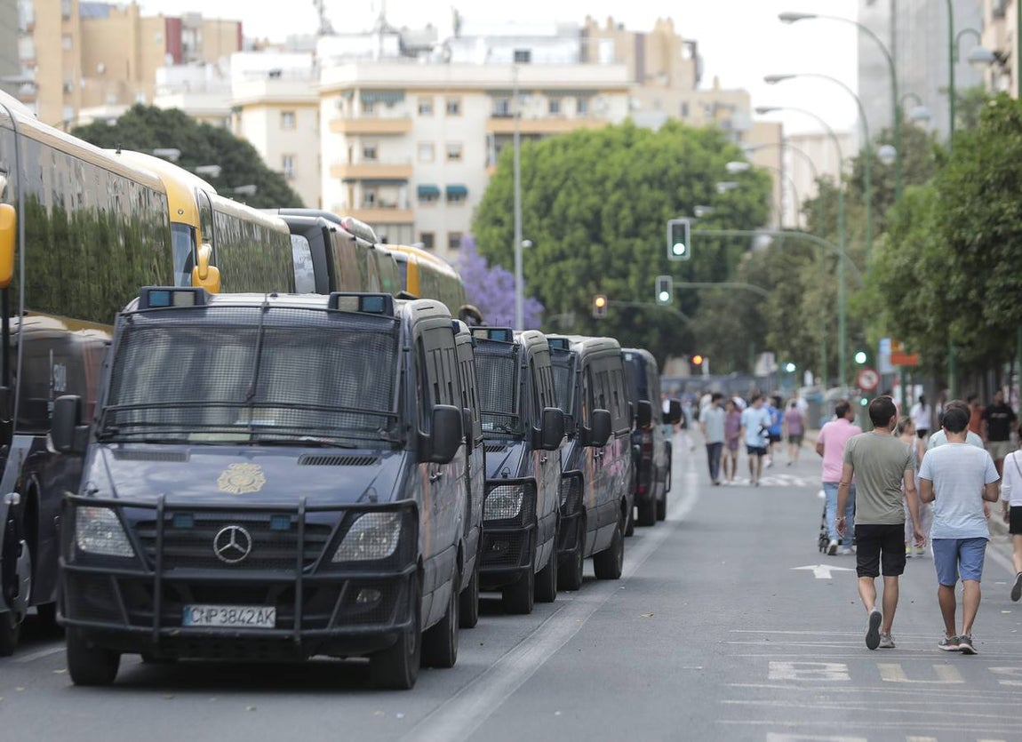 Miles de aficionados llenaron los alrededores del Sánchez Pizjuán. RAÚL DOBLADO