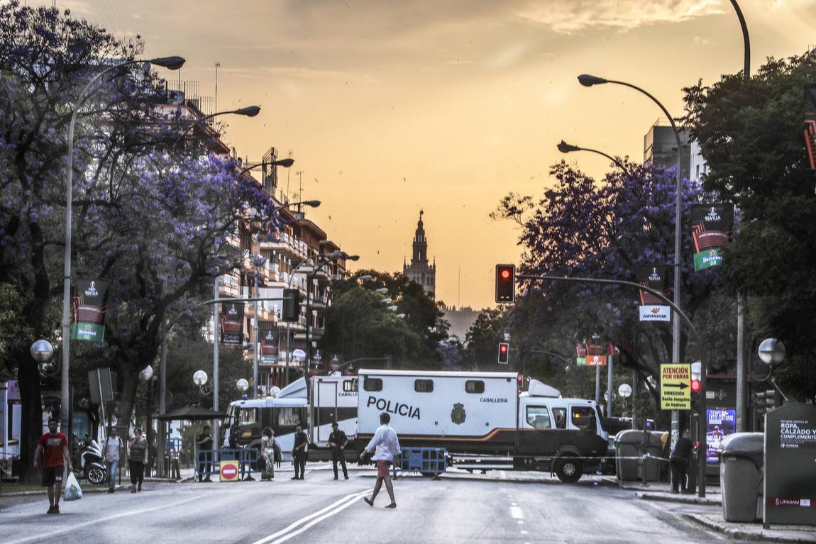 Miles de aficionados llenaron los alrededores del Sánchez Pizjuán. RAÚL DOBLADO