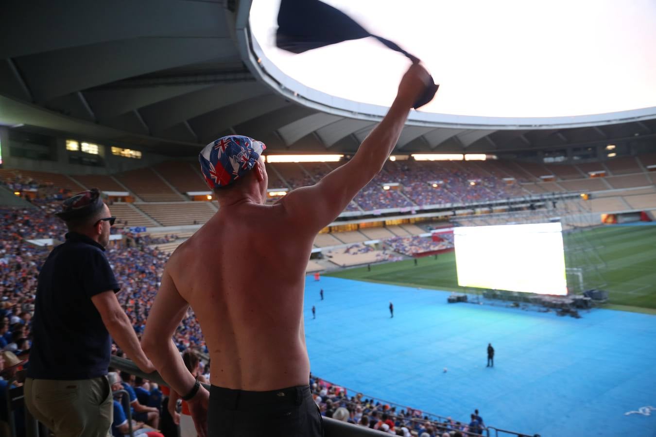 Los hinchas escoceses del Rangers sin entrada han visto el partido en el Estadio Olímpico. ROCÍO RUZ