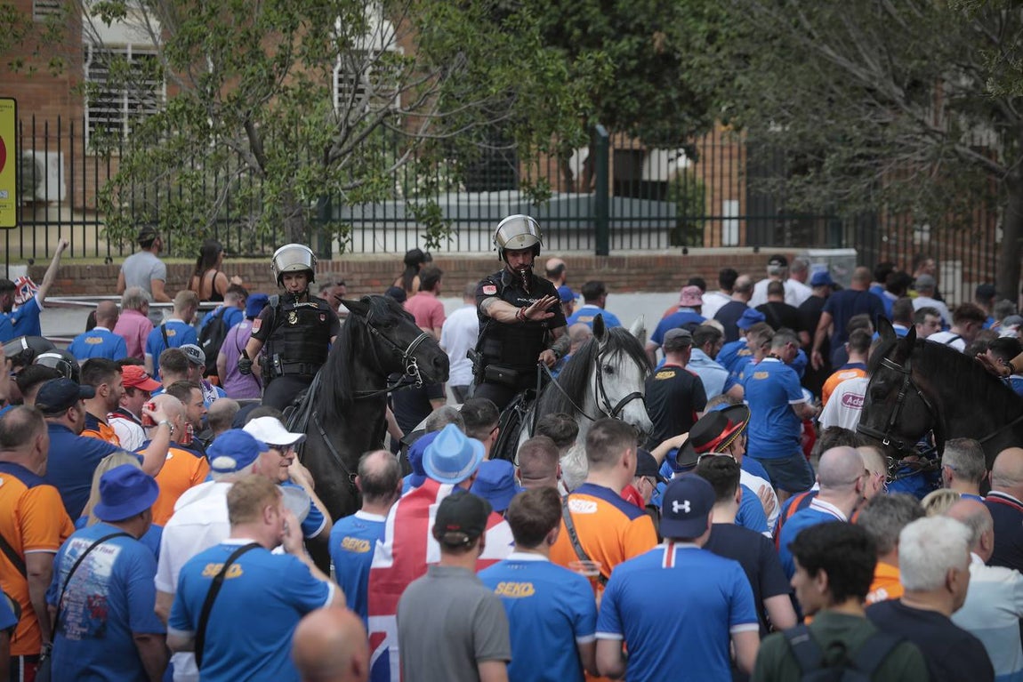 Miles de aficionados llenaron los alrededores del Sánchez Pizjuán. RAÚL DOBLADO