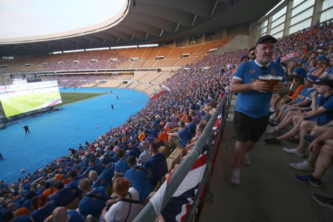 Los hinchas escoceses del Rangers sin entrada han visto el partido en el Estadio Olímpico. ROCÍO RUZ