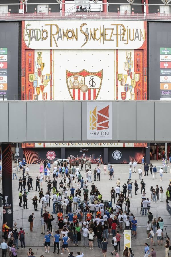 Miles de aficionados llenaron los alrededores del Sánchez Pizjuán. RAÚL DOBLADO