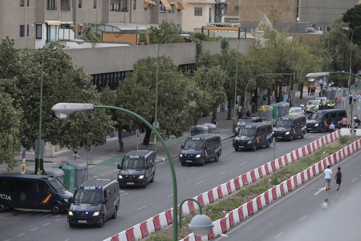 Miles de aficionados llenaron los alrededores del Sánchez Pizjuán. RAÚL DOBLADO