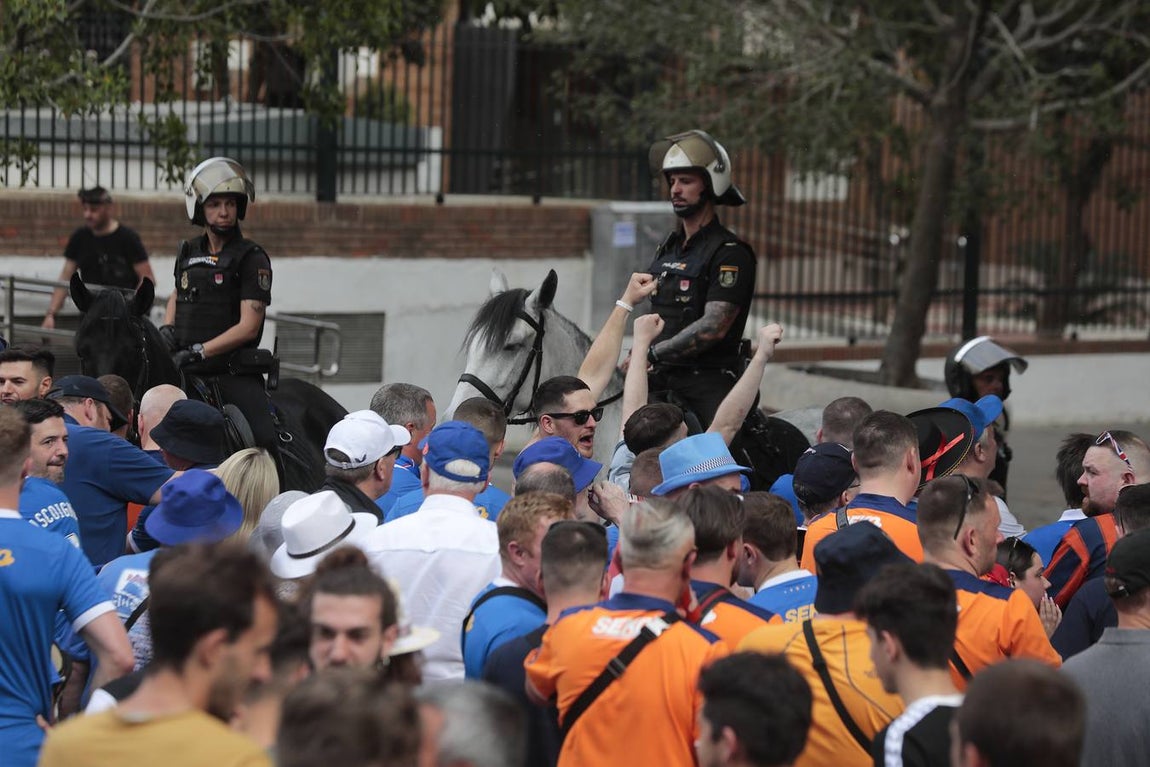 Miles de aficionados llenaron los alrededores del Sánchez Pizjuán. RAÚL DOBLADO