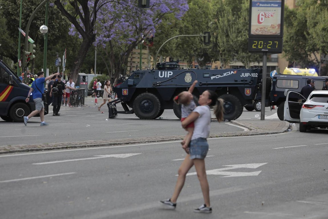 Miles de aficionados llenaron los alrededores del Sánchez Pizjuán. RAÚL DOBLADO