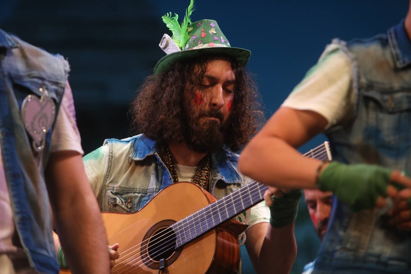 Fotos: Comparsa &#039;2020: Los resistentes&#039; en el COAC 2022. Carnaval de Cádiz