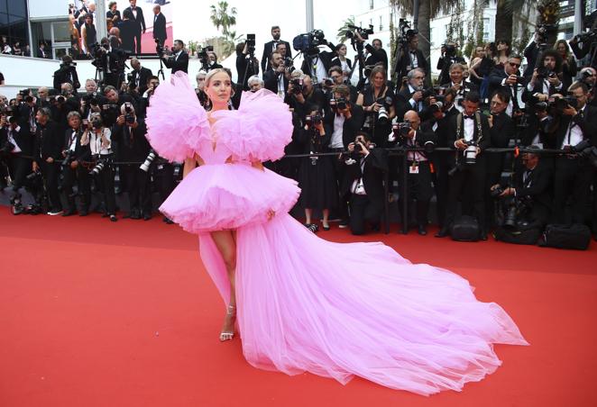 Leonie Hanne - Alfombra roja del segundo día del Festival de Cannes. Se decantó por un vestido rosa bebé de Nicole Felicia Couture compuesto por una falda asimétrica cuya parte delantera tenía varias capas de volantes y que encajaba a la perfección con la parte de los hombros.