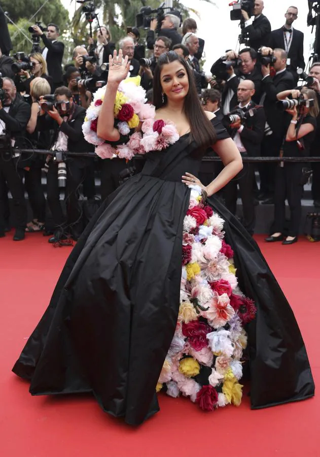 Aishwarya Rai - Alfombra roja del segundo día del Festival de Cannes. Su look es el claro ejemplo de cómo dotar de un aire completamente renovado a un vestido negro gracias a las flores en el lateral de la falda y el escote.