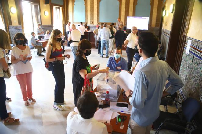 Las votaciones se cierran con la participación masiva de profesores y personal