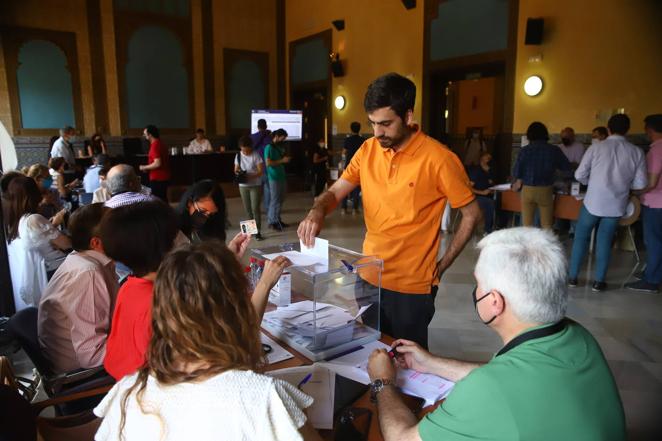 Las elecciones a rector en la Universidad de Córdoba, en imágenes