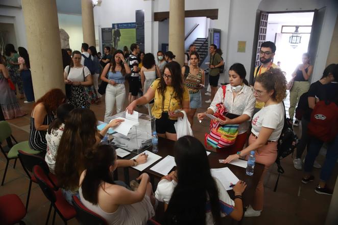 Las elecciones a rector en la Universidad de Córdoba, en imágenes