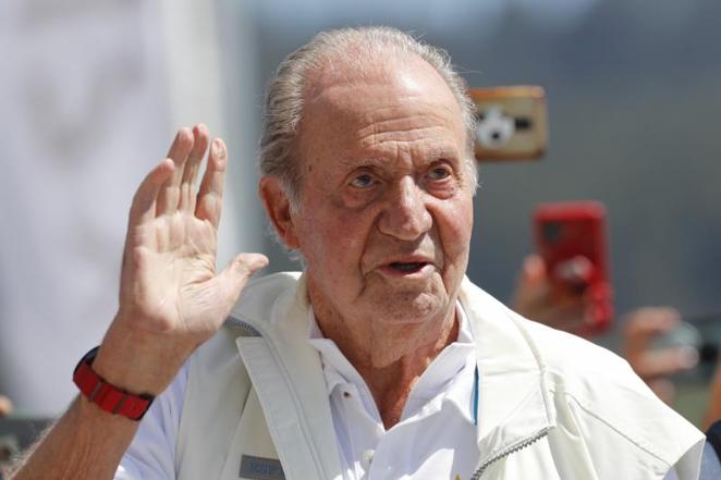 Don Juan Carlos I saluda a su llegada este viernes a las instalaciones del Real Club Náutico de Sangenjo (RCNS)