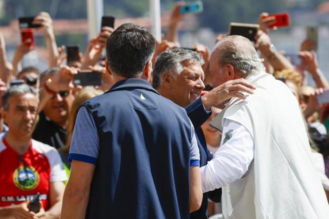 Saludo afectuoso del alcalde de Sangenjo, Telmo Martín, a Don Juan Carlos I