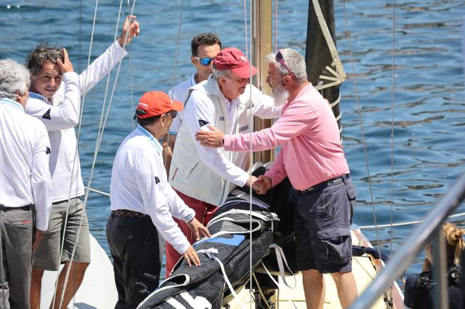 El Rey Juan Carlos y Pedro Campos a su llegada a la embarcación. 