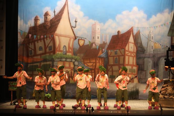 Fotos: Chirigota Los del triángulo de las verduras en el COAC 2022. Carnaval de Cádiz