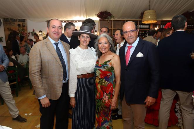 En imágenes, el ambiente de las casetas el primer sábado de la Feria de Córdoba