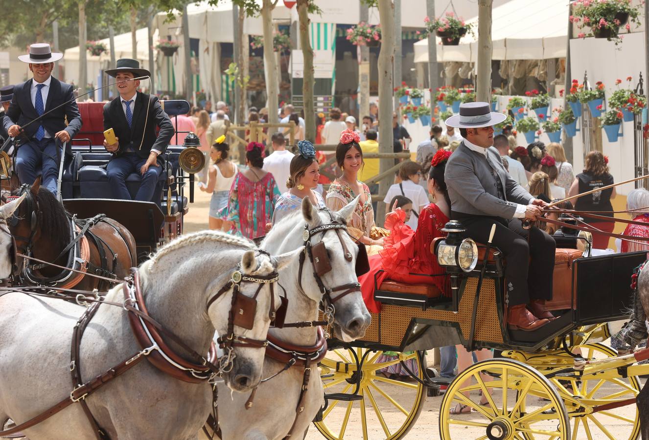 El ambiente en El Arenal del sábado de Feria de Córdoba, en imágenes