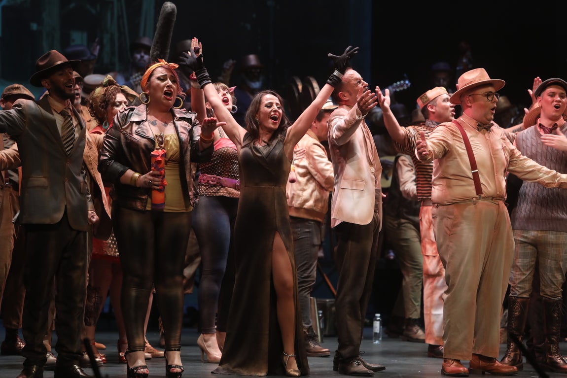 Fotos: coro &#039;La producción&#039; en el COAC 2022