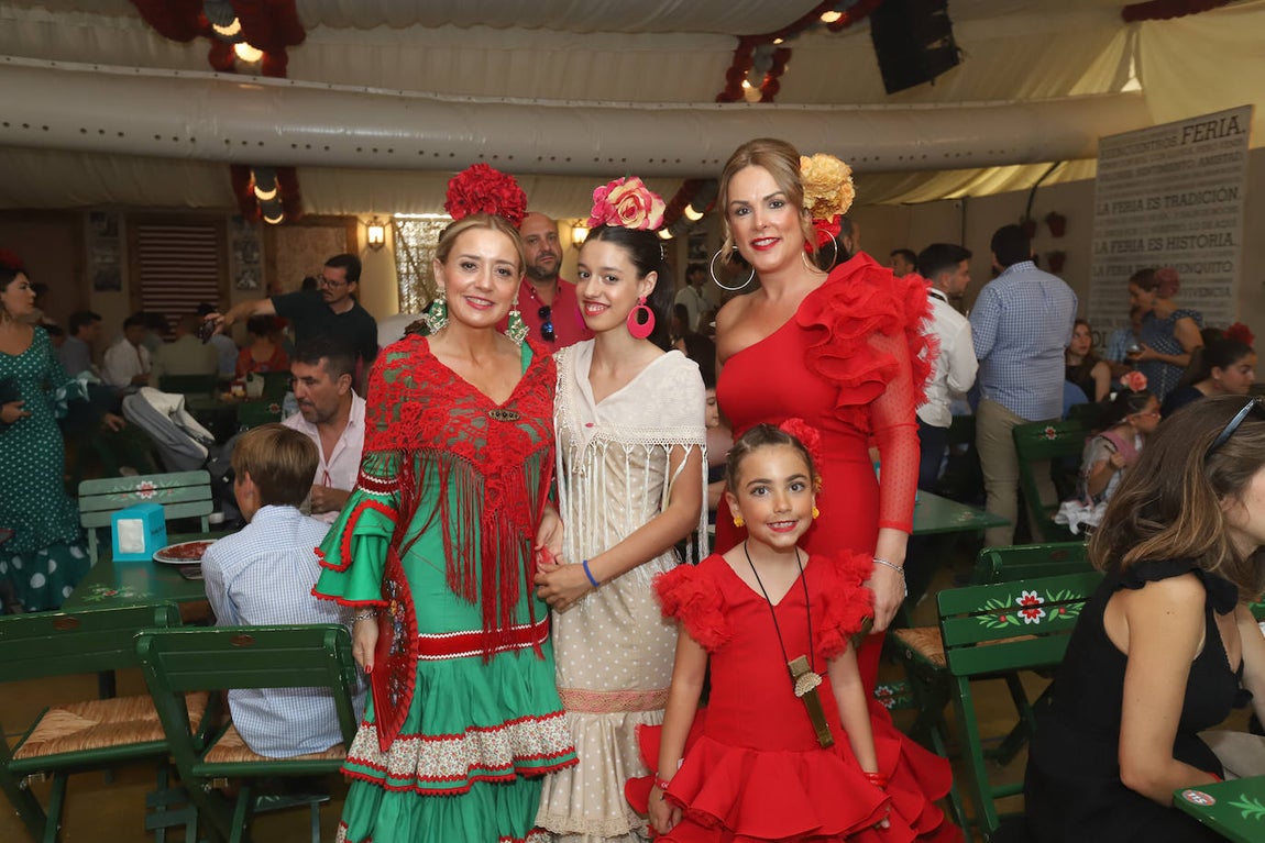 El espectacular ambiente en las casetas este domingo en la Feria de Córdoba, en imágenes