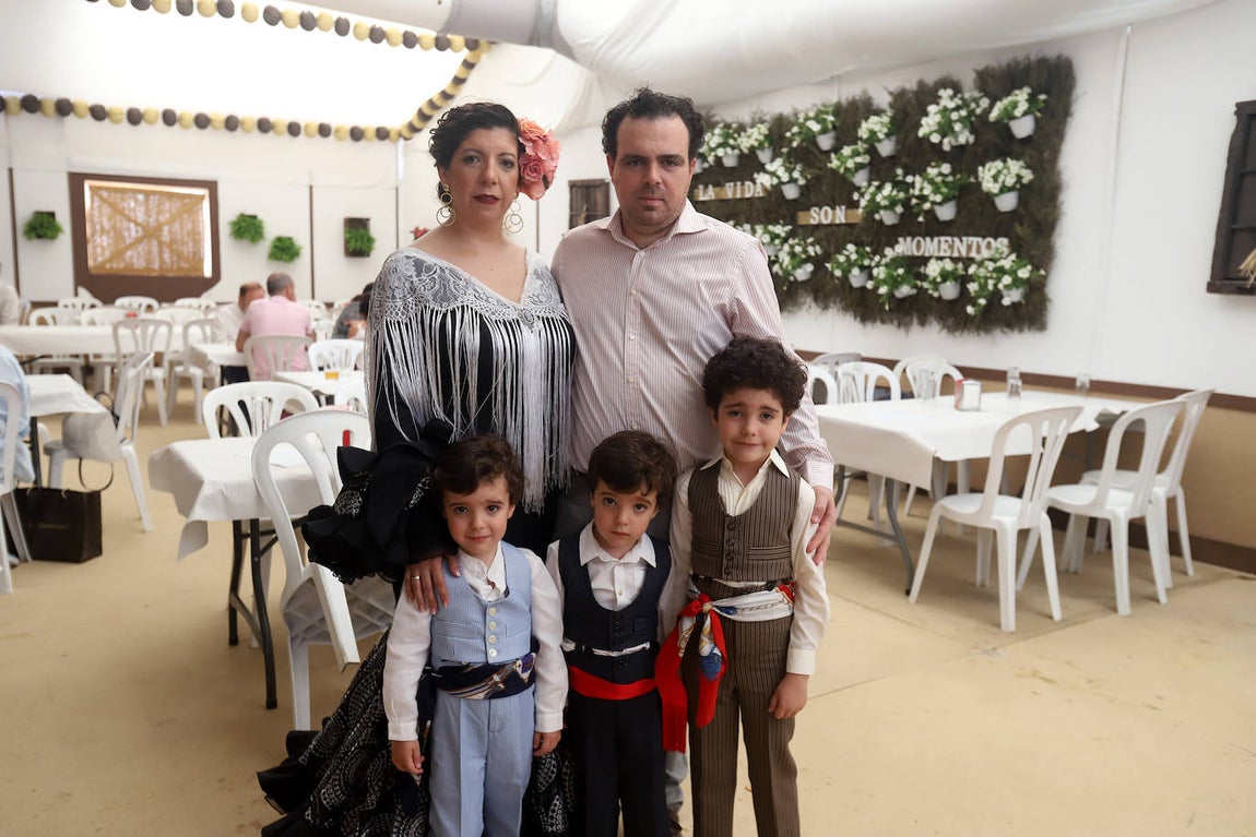 El espectacular ambiente en las casetas este domingo en la Feria de Córdoba, en imágenes