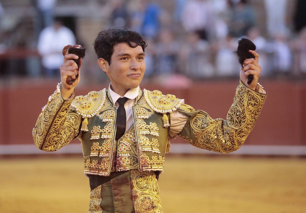 En imágenes, Isaac Fonseca impacta en su debut en Sevilla