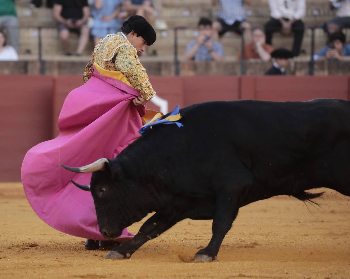 En imágenes, Isaac Fonseca impacta en su debut en Sevilla