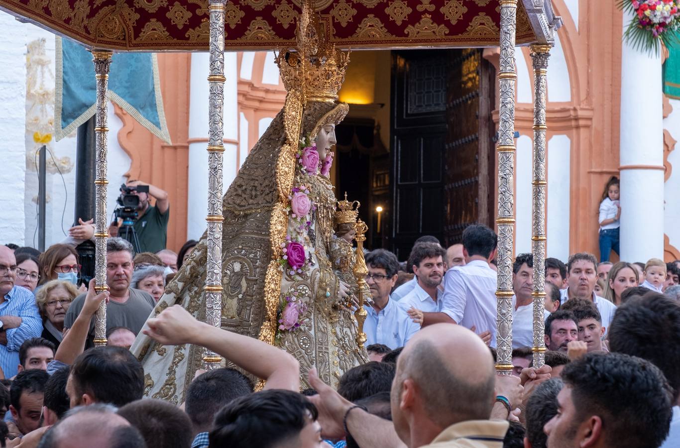 La Reina de Almonte vuelve a la calle, en imágenes