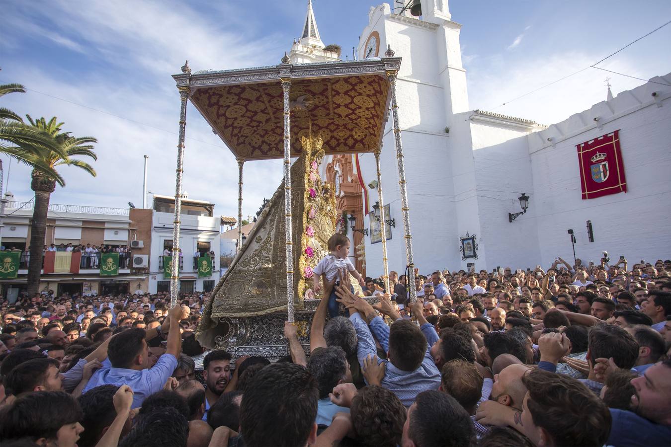 La Reina de Almonte vuelve a la calle, en imágenes