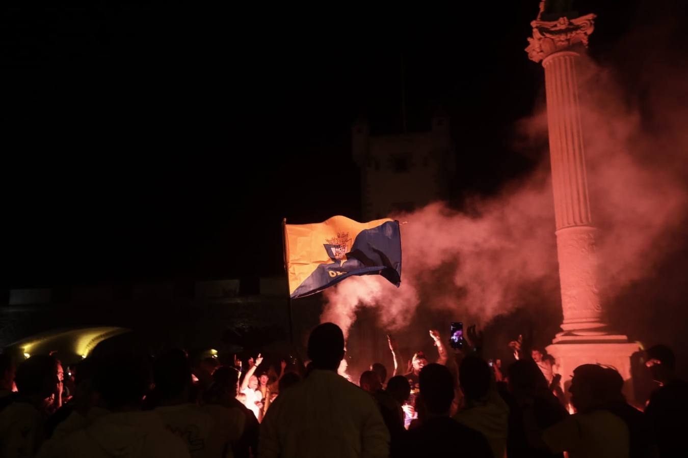 GALERIA: Fotos de la celebración de la afición cadista por la permanencia del Cádiz CF