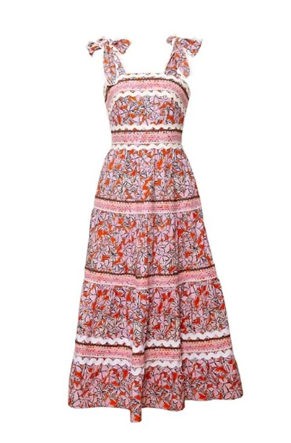 Celia B - Vestidos veraniegos fresquitos para todas. Diseño con estampado floreado y cenefas distribuidas horizontalmente en toda la prenda, tirantes con lazada y escote rectangular. Precio: 295 €.