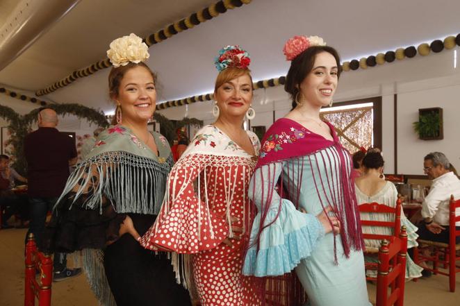 Feria de Córdoba 2022 | El elegante ambiente en las casetas del lunes, en imágenes