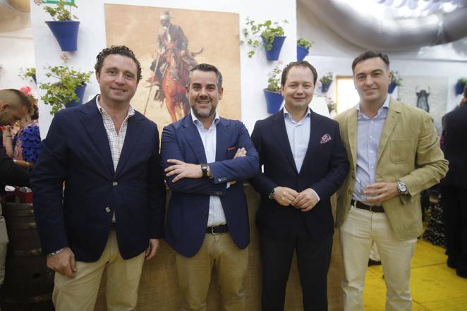 Feria de Córdoba 2022 | El elegante ambiente en las casetas del lunes, en imágenes