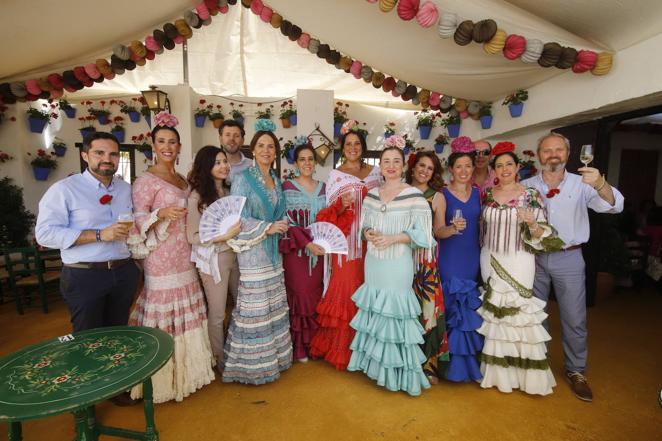 Feria de Córdoba 2022 | El elegante ambiente en las casetas del lunes, en imágenes