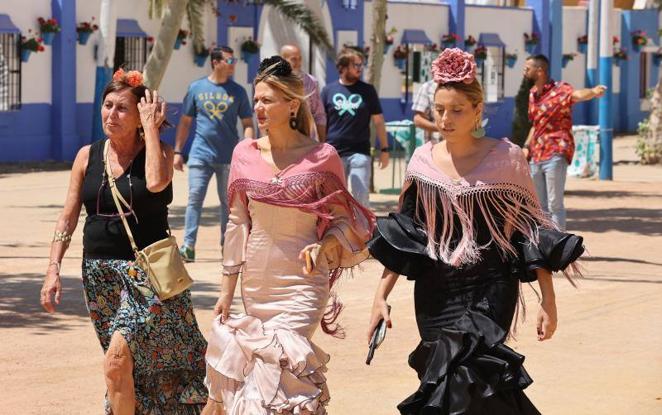 El relajado ambiente en el recinto ferial del lunes de la Feria de Córdoba, en imágenes