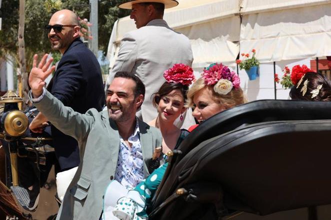 El relajado ambiente en el recinto ferial del lunes de la Feria de Córdoba, en imágenes