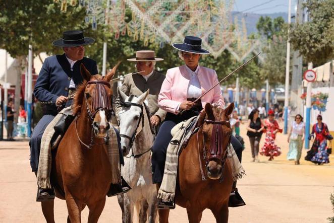 El relajado ambiente en el recinto ferial del lunes de la Feria de Córdoba, en imágenes