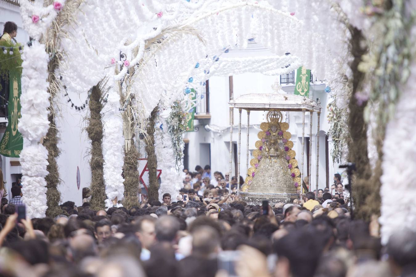 La Reina de Almonte vuelve a la calle, en imágenes