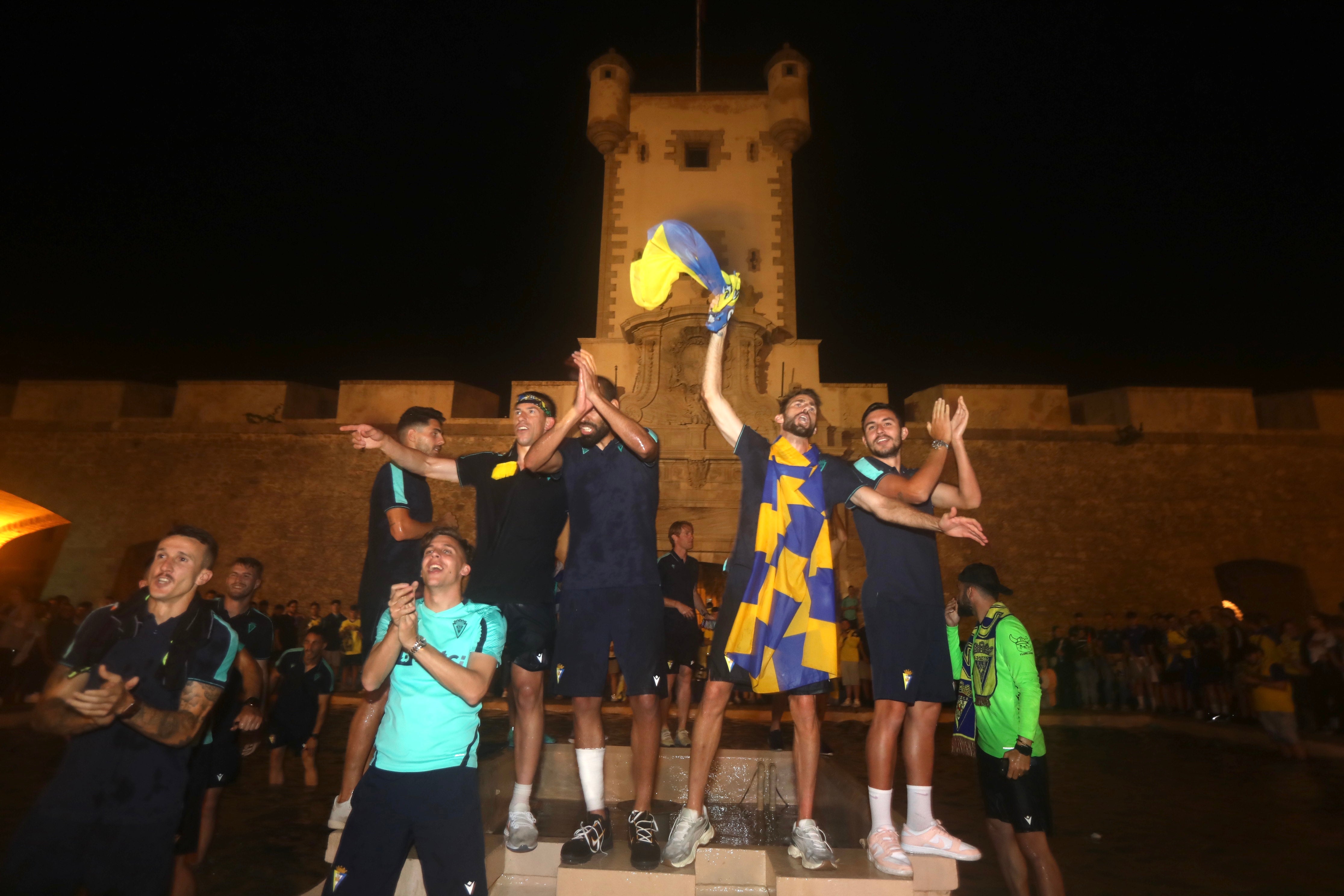 La celebración del Cádiz CF con su afición en imágenes