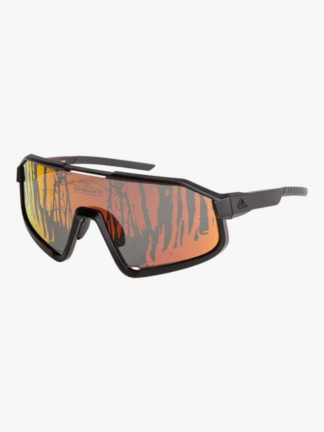 Quicksilver - Prendas inspiradas en Stranger Things. Gafas de sol XXL con cristales efecto espejo y montura negra, de la colección cápsula de Stranger Things para Quicksilver. Precio: 150€.