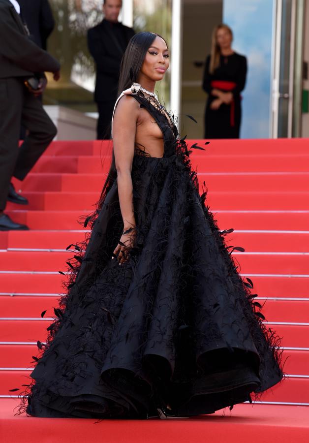 Naomi Campbell - Festival de Cannes 2022. Irradió elegancia con un vestido negro de Valentino con plumas bordadas y un gran escote en uve.
