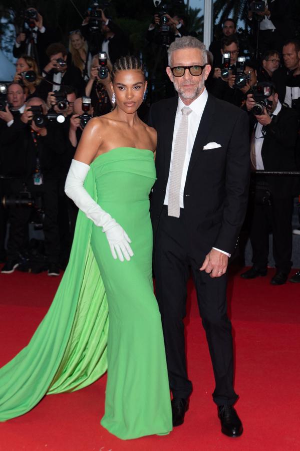 Tina Kunakey y Vincent Cassel - Festival de Cannes 2022. Lució un diseño verde con escote palabra de honor de Valentino con una capa que salía desde la espalda y unos guantes XXL blancos que remataron el look. Vincent por su parte llevó un traje de Dior que combinó con una corbata plateada.