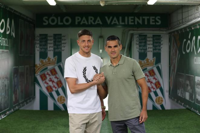 La ampliación de contrato del portero del Córdoba Carlos Marín, en imágenes