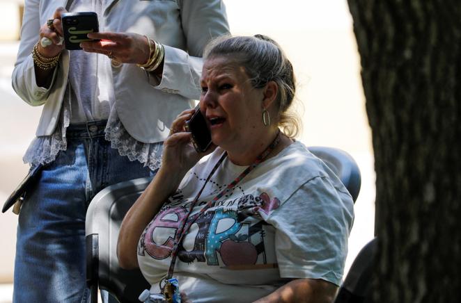 Imágenes de los familiares tras el tiroteo en la escuela de primaria en Uvalde, Texas. 