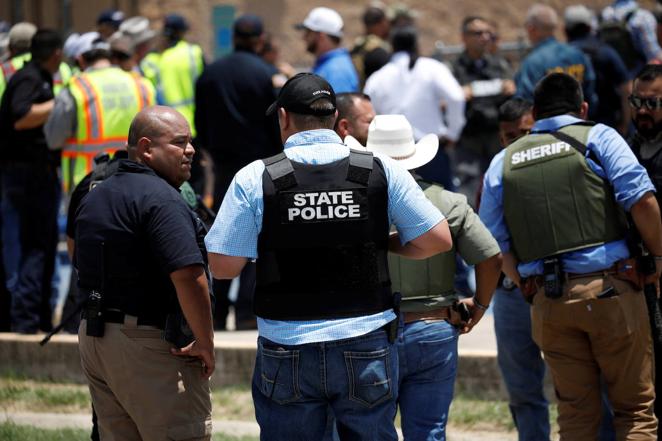 La Policía acude al tiroteo de la escuela de primaria en Uvalde, Texas. 