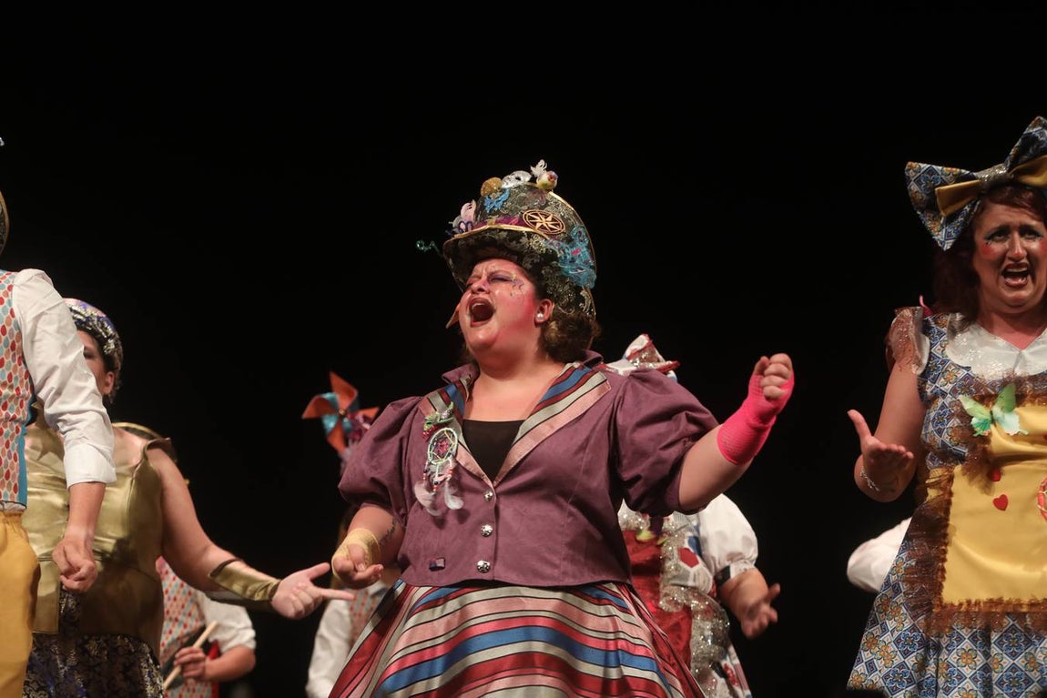 Fotos: Comparsa &#039;Bendita locura&#039; en el COAC 2022. Carnaval de Cádiz